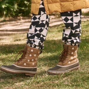 Eddie Bauer Embroidered Daisy Pac Mid Boot